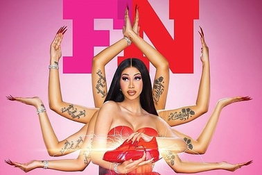 Nữ ca sĩ phải xin lỗi vì tạo hình ảnh nhạy cảm