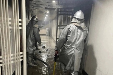 Cháy chung cư ở Hà Nội, cảnh sát hướng dẫn 4 người thoát nạn