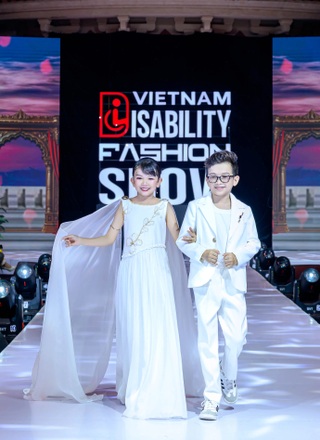 Người mẫu ngồi xe lăn, cặp vợ chồng tí hon tự tin trình diễn thời trang - 5