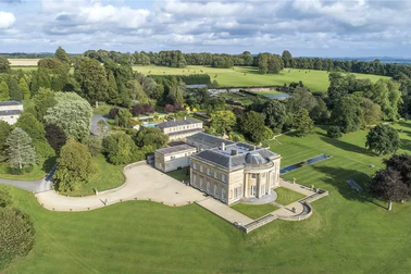 Giới siêu giàu đang chi đậm mua biệt thự cổ ở quê để sống như quý tộc