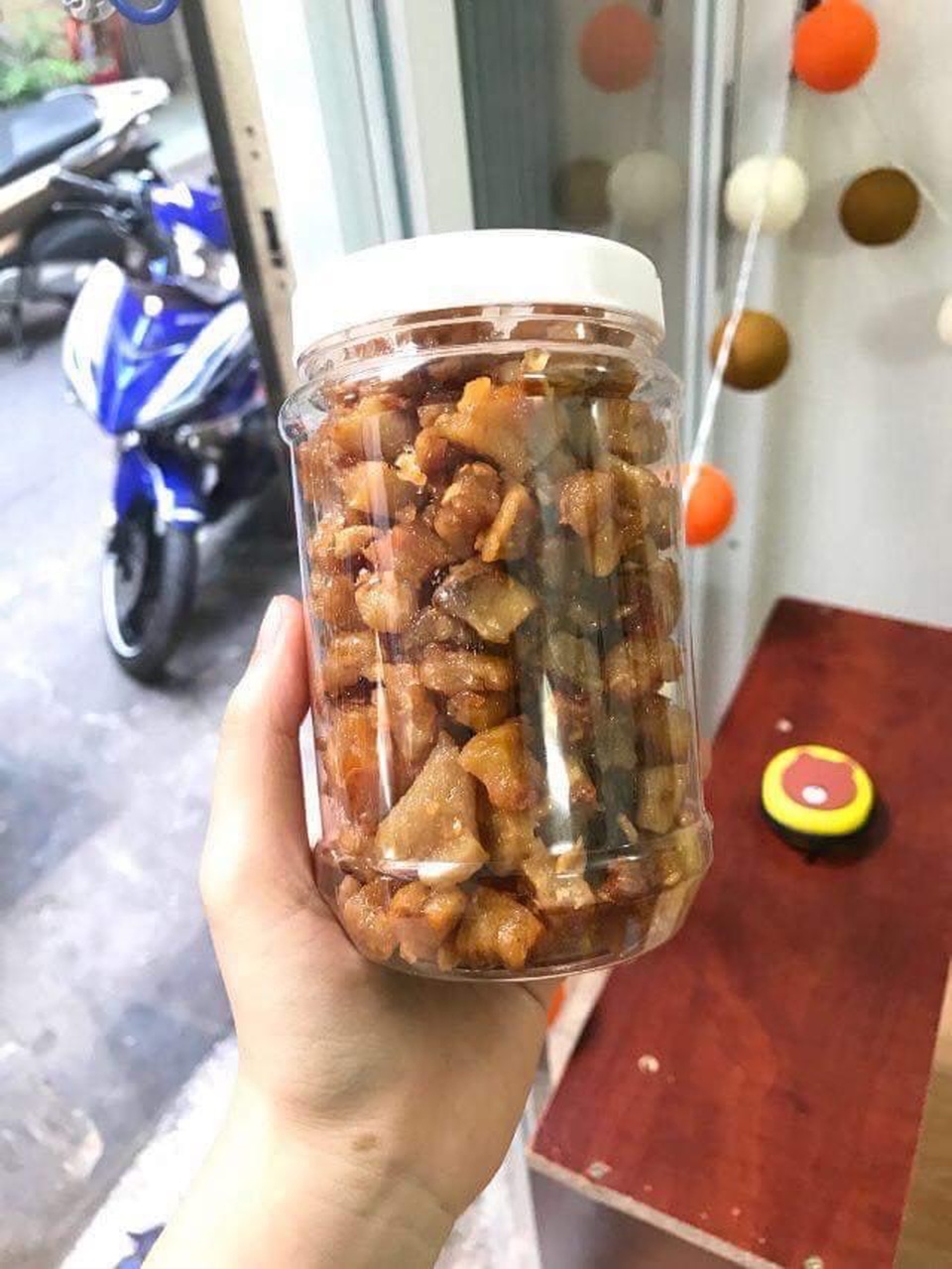 Tóp mỡ rán giòn nửa triệu đồng/kg, dân Hà Nội muốn ăn phải tranh mua mới có - 2 Tóp mỡ rán giòn nửa triệu đồng/kg, dân Hà Nội muốn ăn phải tranh mua mới có - 2