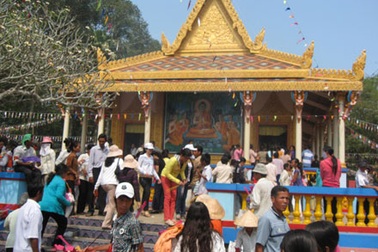 Hàng trăm ngàn người đổ về chánh điện chùa Dơi