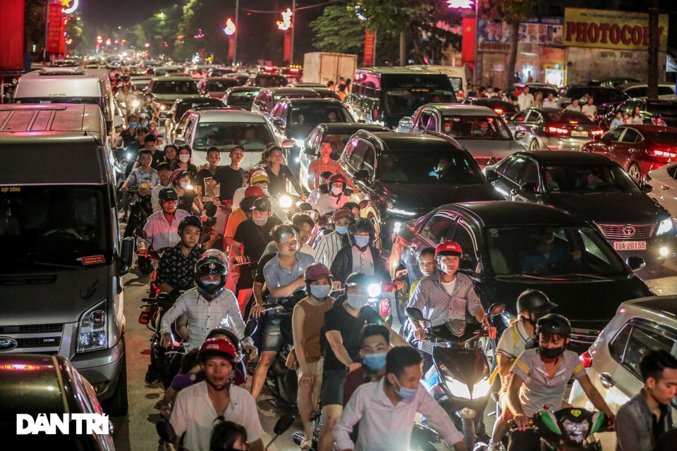 Hàng vạn người dân mãn nhãn với màn pháo hoa tầm cao dịp Giỗ Tổ Hùng Vương - 2 Hàng vạn người dân mãn nhãn với màn pháo hoa tầm cao dịp Giỗ Tổ Hùng Vương - 2