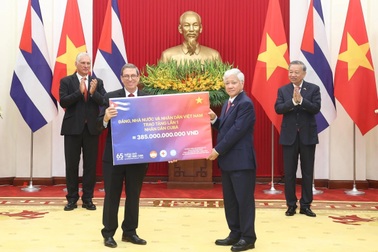 Việt Nam trao tặng nhân dân Cuba 385 tỷ đồng