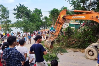 Hơn 6 giờ nỗ lực tìm kiếm người đàn ông bị vùi sâu dưới giếng