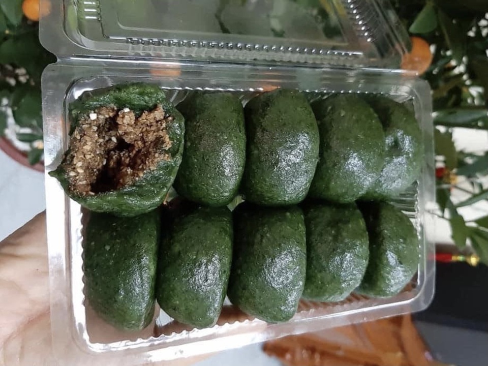 Cơn sốt bánh ngải màu xanh lét, tiểu thương hốt bạc bán mỏi tay - 1 Cơn sốt bánh ngải màu xanh lét, tiểu thương hốt bạc bán mỏi tay - 1