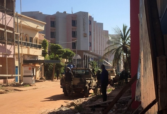 Malian troops take position outside the Radisson Blu hotel in Bamako on November 20, 2015. Gunmen went on a shooting rampage at the luxury Radisson Blu hotel in Mali's capital Bamako, seizing 170 guests and staff in an ongoing hostage-taking, the hotel chain said. AFP PHOTO / SEBASTIEN RIEUSSEC