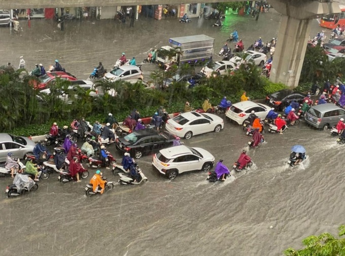 Tuyến đường Nguyễn Trãi, Quận Thanh Xuân TP. HN ngập úng do mưa kéo dài sáng 28/9.