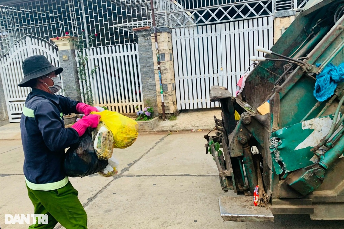 Công nhân vệ sinh toát mồ hôi thu gom rác thải của F0 - 5 Công nhân vệ sinh toát mồ hôi thu gom rác thải của F0 - 5