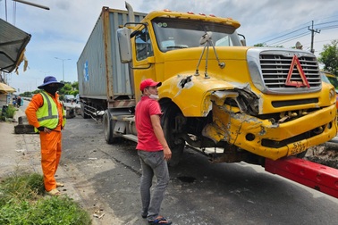 Nữ công nhân bị xe đầu kéo cán tử vong trên đường đi làm ở TPHCM