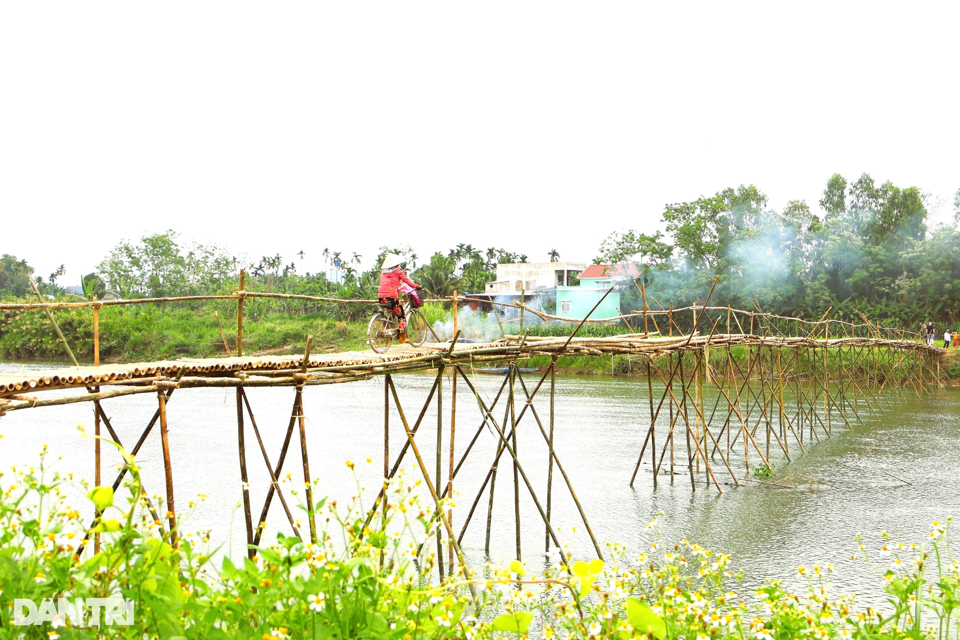 Cây cầu độc nhất ở Quảng Nam được dân làng góp tre, công xây dựng - 1 Cây cầu độc nhất ở Quảng Nam được dân làng góp tre, công xây dựng - 1