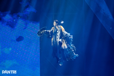 SOOBIN thể hiện ca khúc "Ngồi tựa mạn thuyền" trên không