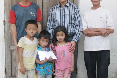 Quà bạn đọc tiếp tục đến với cháu bé não úng thủy   