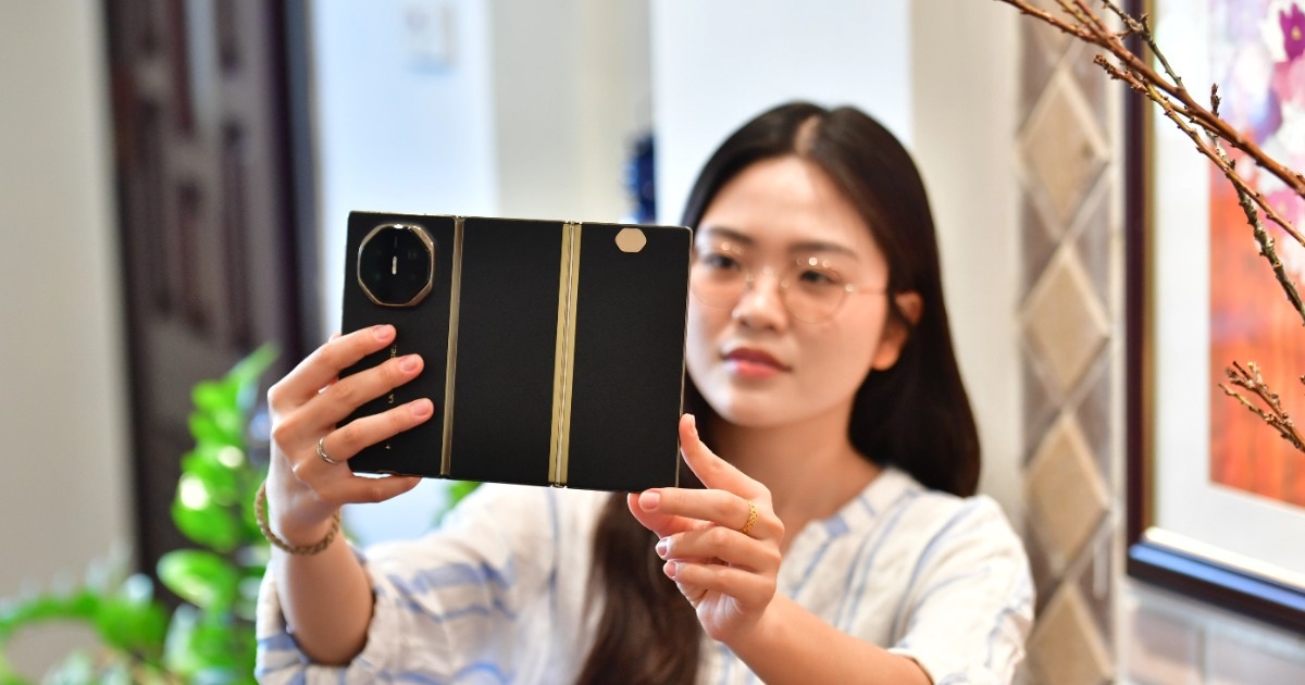Gallery - Trải nghiệm điện thoại gập 3 đầu tiên trên thế giới | Báo Dân trí
