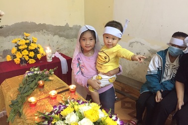 Đau xót nhìn 2 đứa con thơ bơ vơ ngày mất mẹ, người chồng đau đớn nhập viện