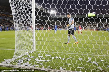 “Buffon đệ nhị” bị cổ động viên tấn công bằng tiền giả