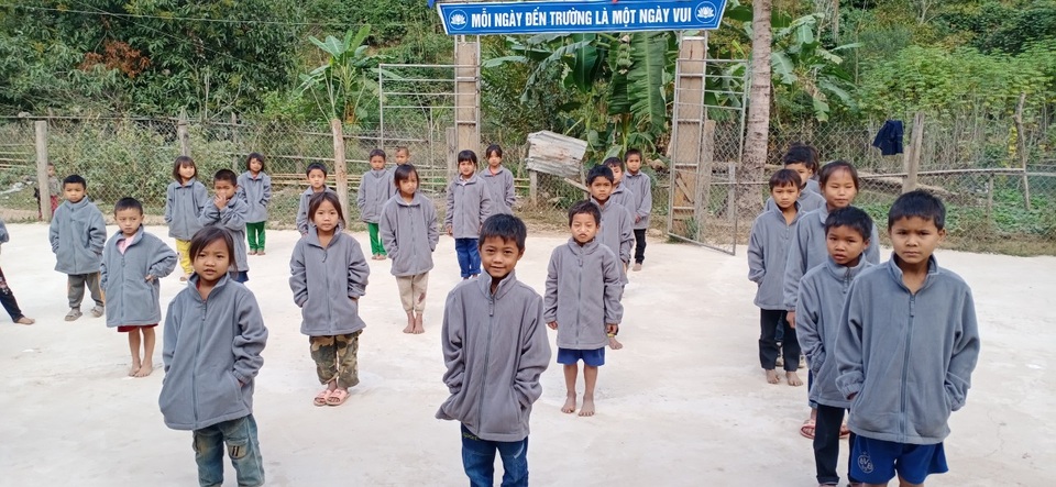 100 em nhỏ vùng biên giới Nghệ An được báo Dân trí tặng áo ấm giữa những ngày đông - 2 100 em nhỏ vùng biên giới Nghệ An được báo Dân trí tặng áo ấm giữa những ngày đông - 2