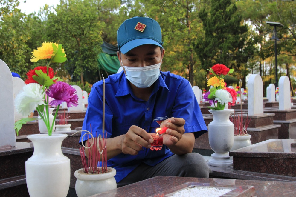 Tuổi trẻ thắp sáng 60.000 ngọn nến trên mộ liệt sĩ ở 72 nghĩa trang - 5 Tuổi trẻ thắp sáng 60.000 ngọn nến trên mộ liệt sĩ ở 72 nghĩa trang - 5