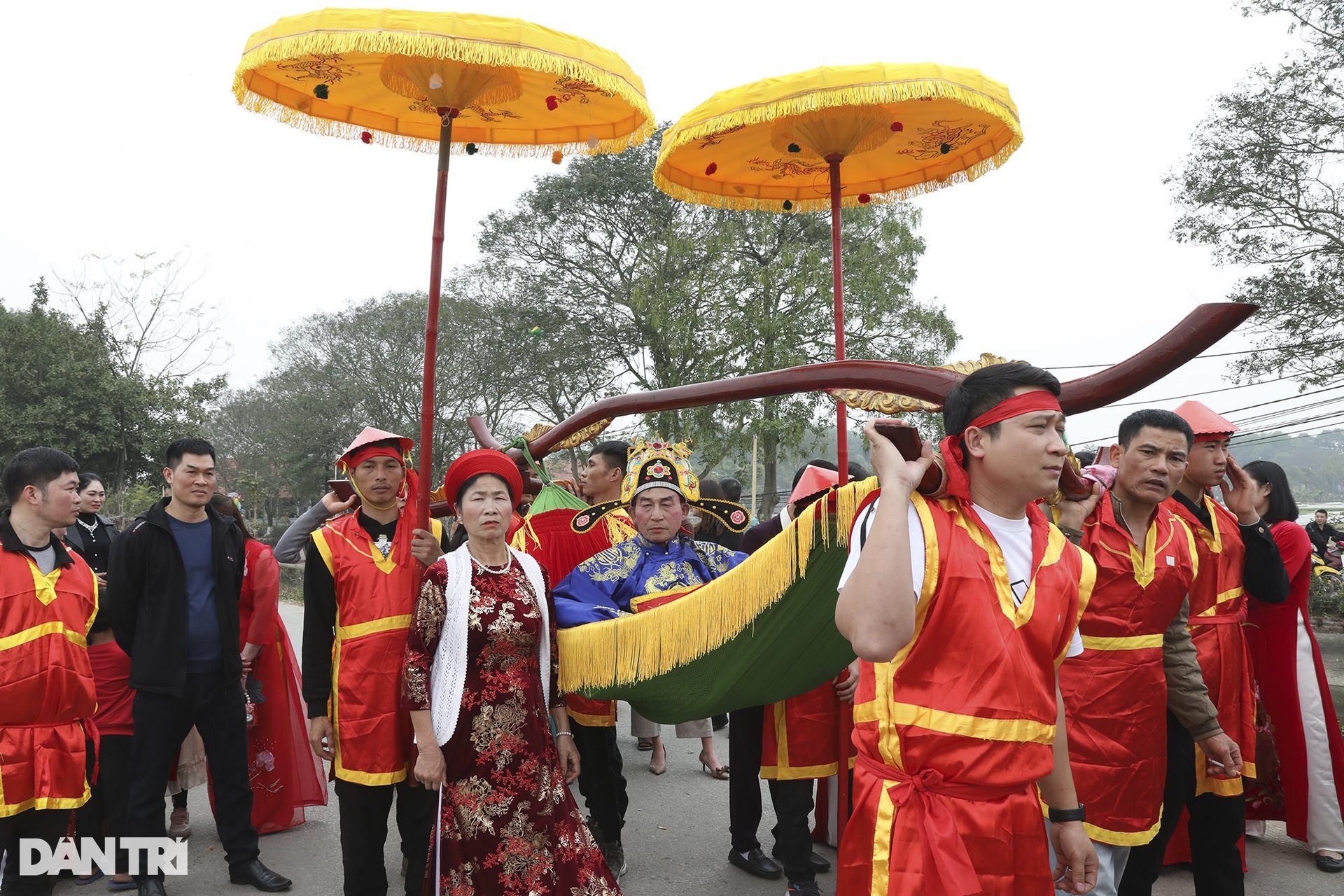 Tái hiện sinh động vua, chúa, quan tứ trụ về bái yết trong lễ hội ở Hà Nội - 7 Tái hiện sinh động vua, chúa, quan tứ trụ về bái yết trong lễ hội ở Hà Nội - 7