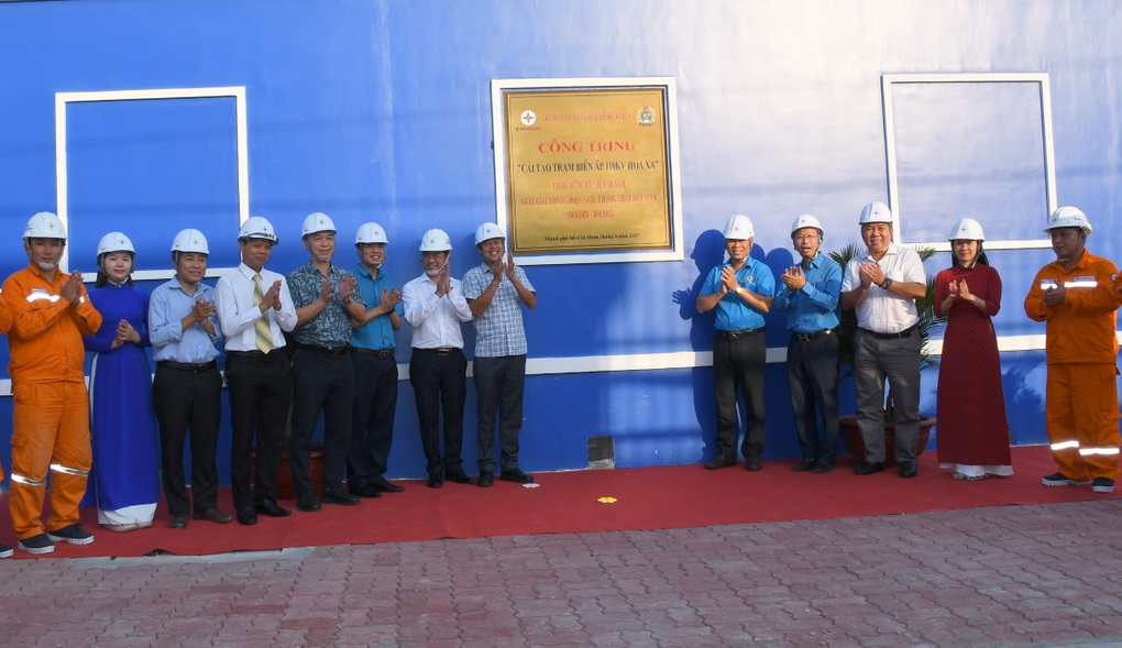 Điện lực TPHCM gắn biển công trình điện mừng 50 năm Giải phóng miền Nam - 1 Điện lực TPHCM gắn biển công trình điện mừng 50 năm Giải phóng miền Nam - 1