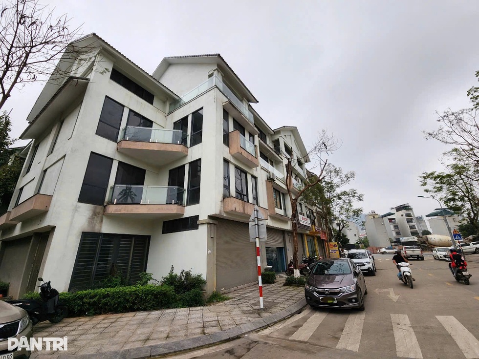 Dở khóc dở cười tin thầy phong thủy: Cầu thang tí hon, bếp lệch vẹo người