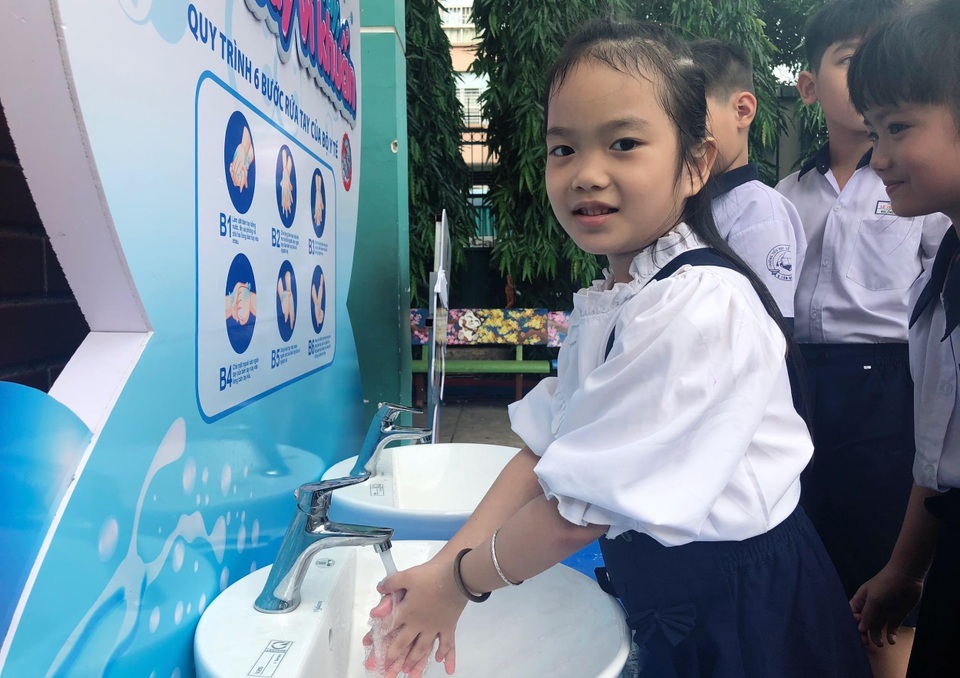 Viglacera lắp đặt 10 trạm rửa tay tại các trường học trên địa bàn TP. Hồ Chí Minh - 3 Viglacera lắp đặt 10 trạm rửa tay tại các trường học trên địa bàn TP. Hồ Chí Minh - 3