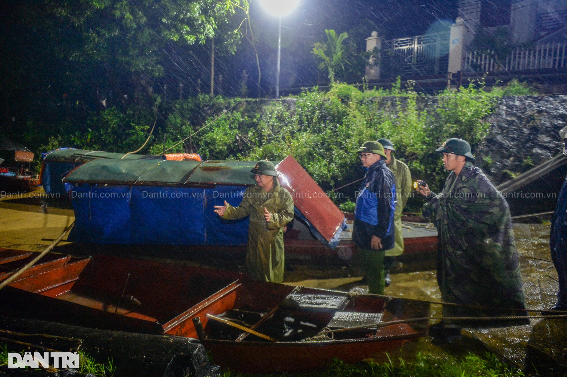Đêm trắng lên phương án lắp cầu phao thay thế tạm thời cầu Phong Châu - 8 Đêm trắng lên phương án lắp cầu phao thay thế tạm thời cầu Phong Châu - 8