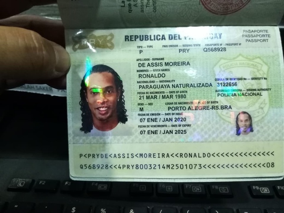 Hành trình khiến sự nghiệp tụt dốc không phanh của Ronaldinho - 1 Hành trình khiến sự nghiệp tụt dốc không phanh của Ronaldinho - 1