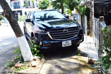 Vợ tử nạn khi đu bám cửa xe ô tô chồng cũ