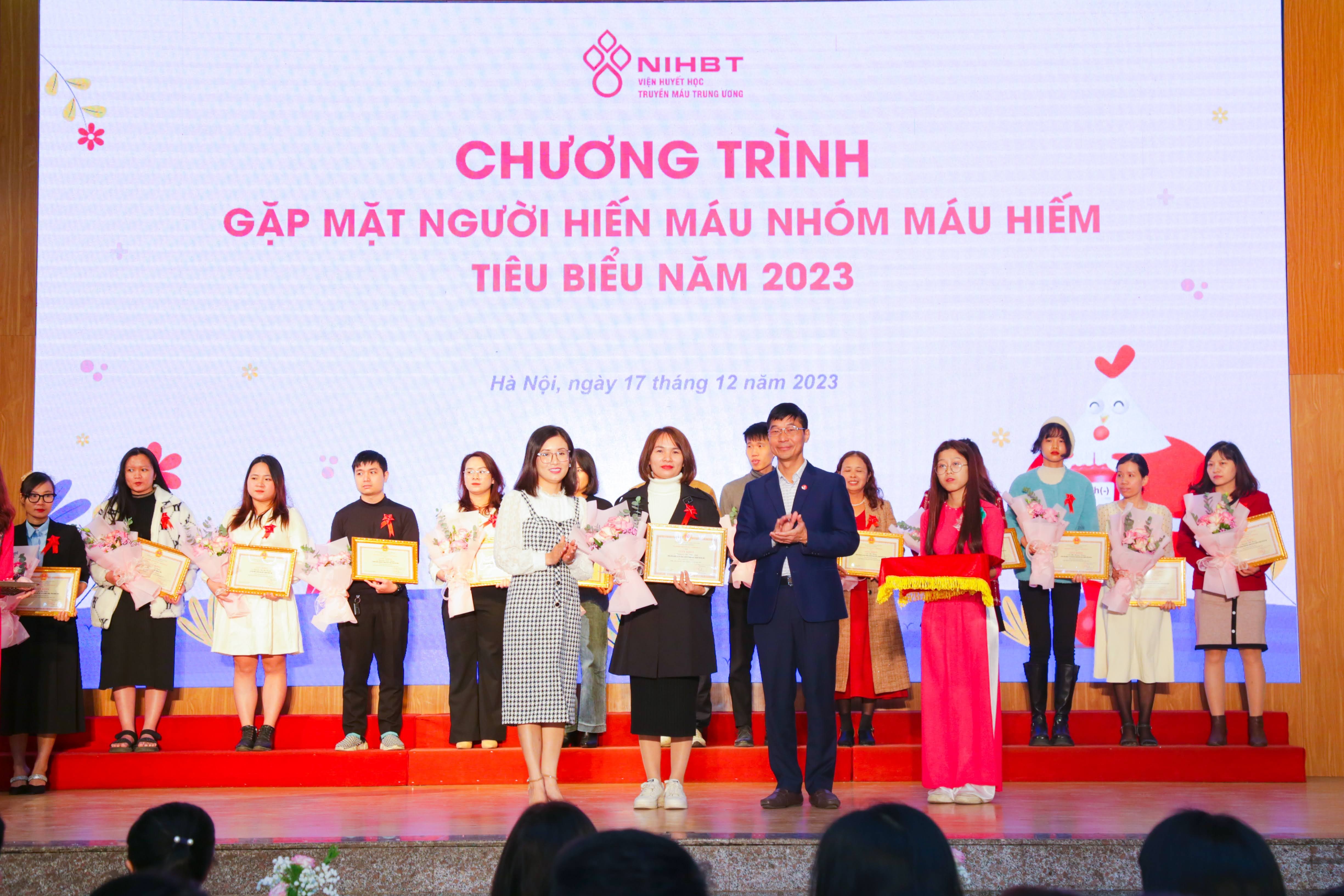 ຄົນທີ່ເປັນທະນາຄານເລືອດດໍາລົງຊີວິດໃນຕອນກາງຄືນເພື່ອຊ່ວຍປະຢັດ - 2 Những người là ngân hàng máu sống vượt đêm tối đi cứu người - 2