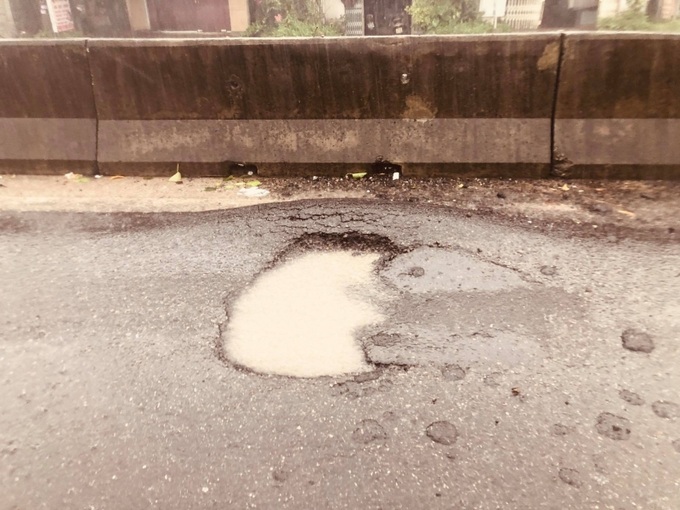 Tình trạng hư hỏng cũng xuất hiện tại đoạn qua địa bàn thị xã Hương Thuỷ thuộc gói thầu xây dựng, nâng cấp, mở rộng do Công ty TNHH Trùng Phương làm chủ đầu tư theo hình thức BOT