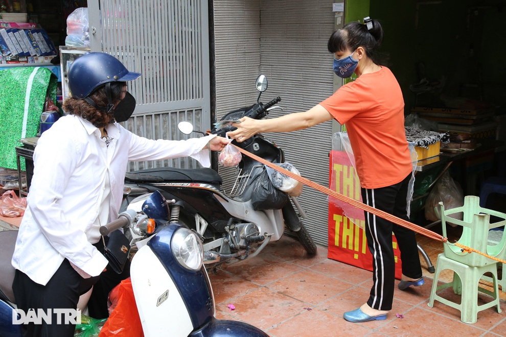 Hình ảnh tại các chợ, siêu thị Hà Nội ngày đầu giãn cách theo Chỉ thị 16 - 10 Hình ảnh tại các chợ, siêu thị Hà Nội ngày đầu giãn cách theo Chỉ thị 16 - 10