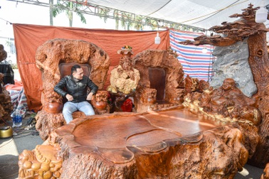 Ngắm bộ bàn ghế gỗ nu "Cửu lân quần tụ" nặng 4 tấn, giá gần 3 tỷ đồng