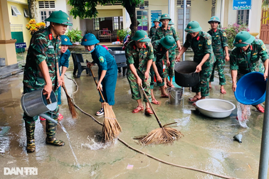 Lực lượng vũ trang có mặt tại điểm "nóng" giúp dân sau mưa lũ