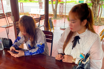 Mẹ vượt trăm km giải cứu con gái 13 tuổi bị ép làm "tay vịn" karaoke