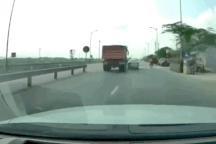 Ô tô con bị tông văng lên dải phân cách do tạt đầu xe tải