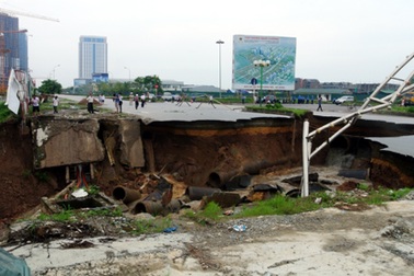 Mất nửa tháng khắc phục “hố tử thần” đường Lê Văn Lương