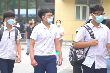 Căng thẳng ở điểm thi 1 "chọi" 17 vào lớp 10 trường chuyên ở Hà Nội