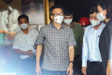 Phó Thủ tướng Vũ Đức Đam thị sát hiện trường vụ cháy khiến 32 người chết