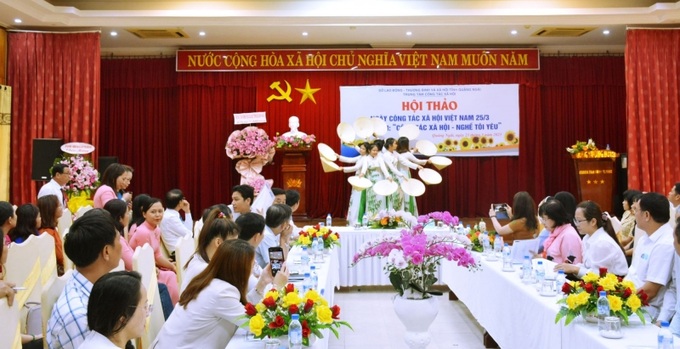 Văn nghệ chào mừng hội thảo do các cháu nhỏ được nuôi dưỡng tại Trung tâm Công tác xã hội tỉnh Quảng Ngãi biểu diễn.