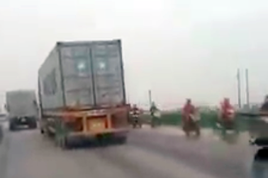 Vì sao hàng trăm phương tiện đi ngược chiều trên quốc lộ 5?