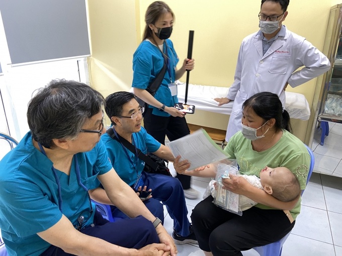 Ekip bác sĩ hướng dẫn các cha mẹ hoàn thiện hồ sơ để các bé được phẫu thuật tìm lại nụ cười.