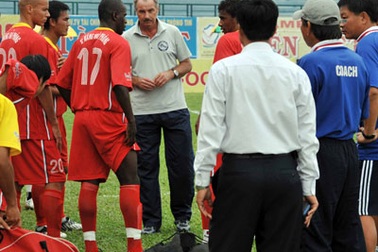 HLV A. Riedl trở lại nghiệp cầm quân bằng thử thách ở Cup QG