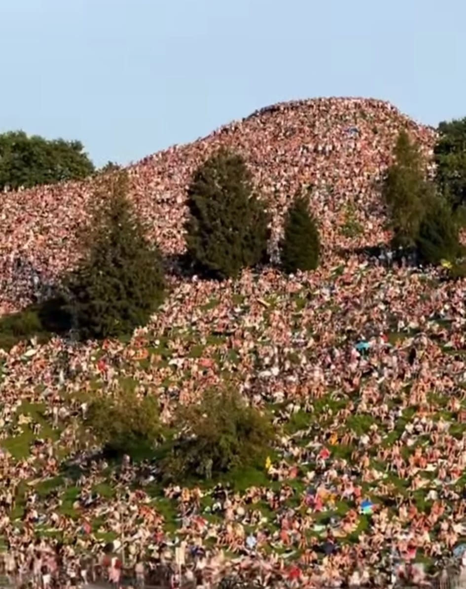 Tiotusentals åskådare klättrade uppför kullen för att få en glimt av Taylor Swifts framträdande - 3 Hàng chục nghìn khán giả leo lên đồi, xem ké buổi diễn của Taylor Swift - 3