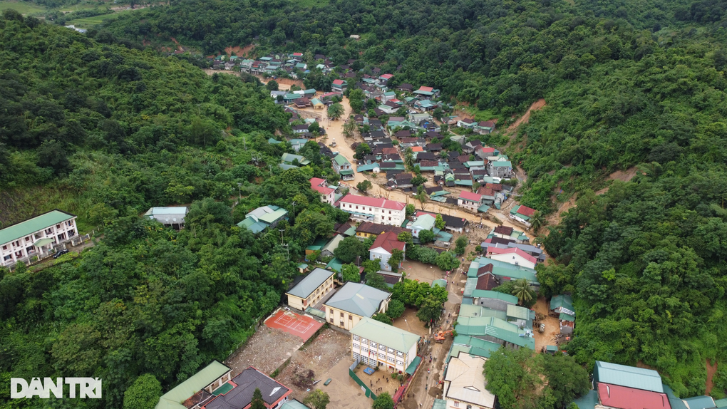 Xuất hiện hàng loạt vết sụt lún, nhiều hộ dân phải di dời khẩn cấp - 2 Xuất hiện hàng loạt vết sụt lún, nhiều hộ dân phải di dời khẩn cấp - 2