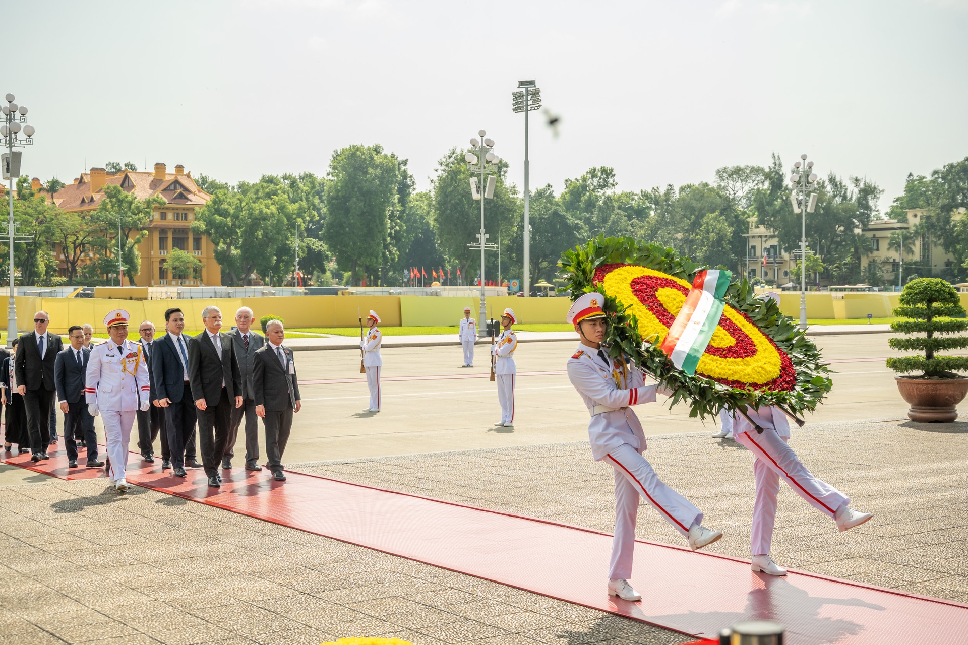 Macaristan Ulusal Meclisi Başkanı Tran Thanh Man, Macaristan Ulusal Meclisi Başkanı'nın karşılama törenine başkanlık etti - 4 Chủ tịch Quốc hội Trần Thanh Mẫn chủ trì lễ đón Chủ tịch Quốc hội Hungary - 4