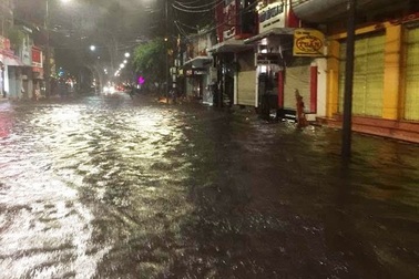 TP Huế ngập nặng sau trận mưa lớn