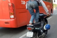Người đàn ông liên tục đứng lái xe máy, CSGT "không thể xử phạt"?