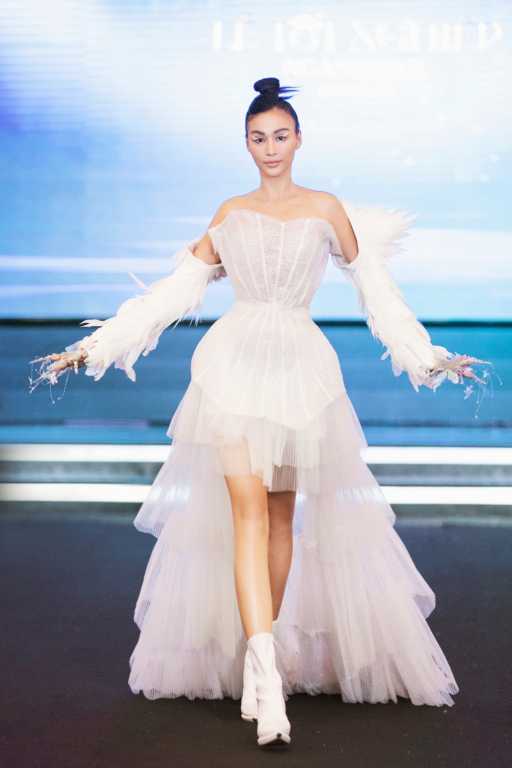 Người đẹp Bé Quyên hóa búp bê trên sàn catwalk - 8 Người đẹp Bé Quyên hóa búp bê trên sàn catwalk - 8
