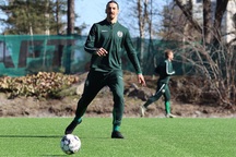 Sau Ronaldo, Ibrahimovic cũng ra sân tập trở lại